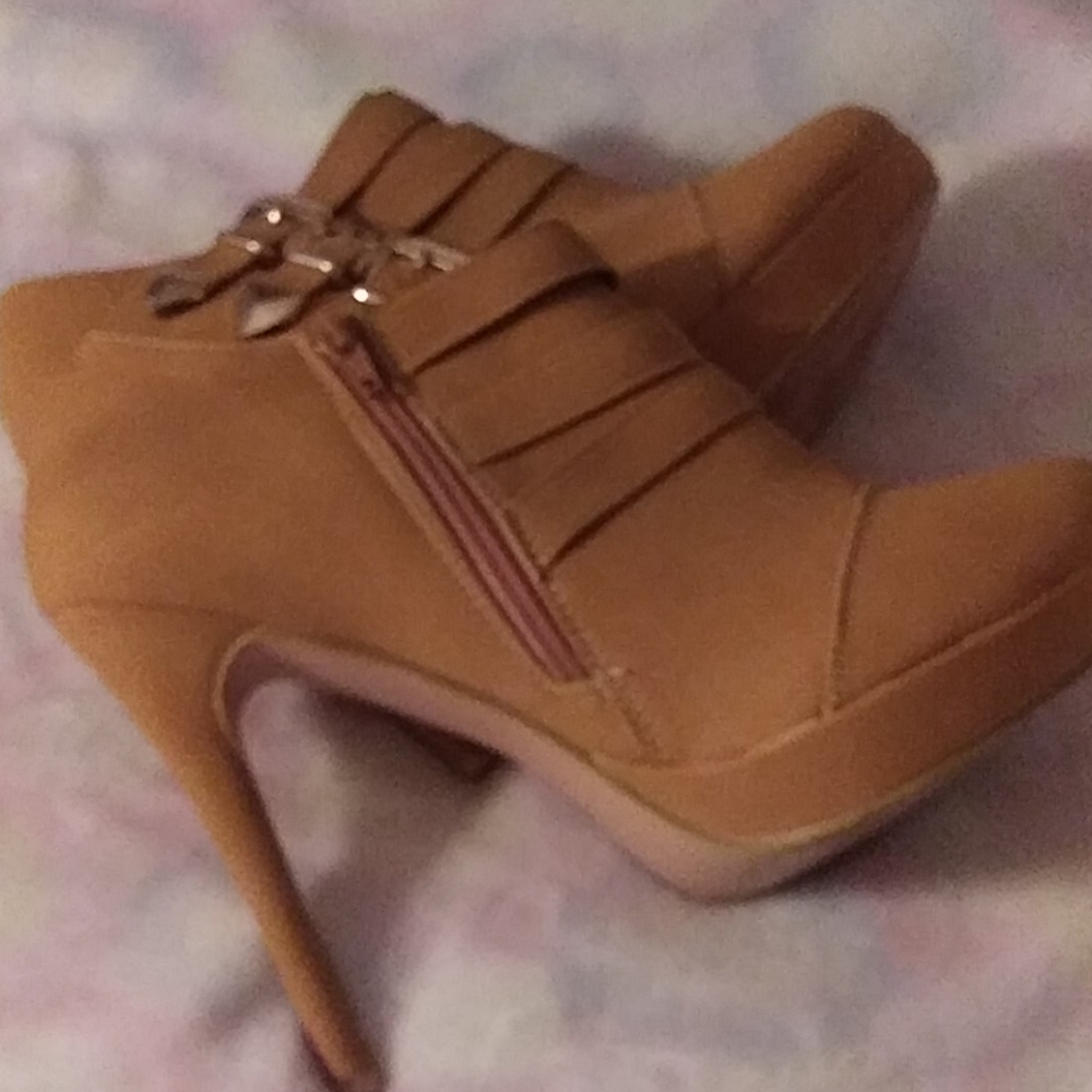 Shoes - Picture 2 of 4